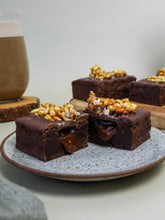 Load image into Gallery viewer, Fudgy-vegan-brownie-caramel-center
